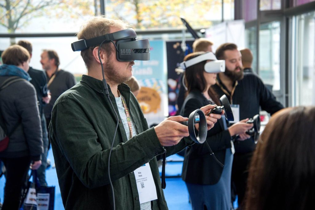 Menciptakan Pengalaman Virtual Reality